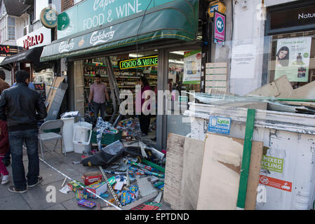 Londres, Royaume-Uni. 21 mai 2015. Propriétaire commencer nettoyer après les accidents de voiture par l'avant boutique de Wembley. Londres, Royaume-Uni. Crédit : Peter Manning/Alamy Live News Banque D'Images