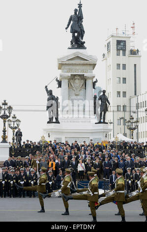 Valparaiso, Chili. 21 mai, 2015. Image fournie par la Présidence du Chili montre soldats qui ont participé à la cérémonie pour commémorer le 136e anniversaire de la bataille d'Iquique dans la ville de Valparaiso, au Chili, le 21 mai 2015. © Sebastian Rodriguez/Présidence du Chili/Xinhua/Alamy Live News Banque D'Images