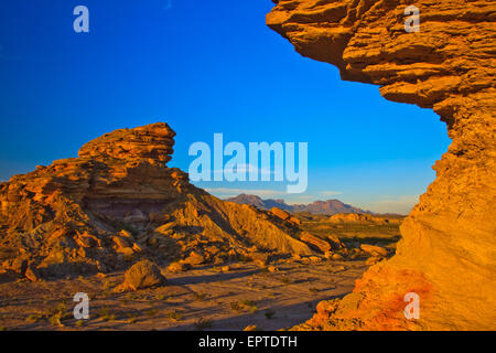 Tornillos creek hoodoos, Big Bend National Park, Texas de l'Ouest au lever du soleil avec les montagnes Chiso dans l'arrière-plan Banque D'Images