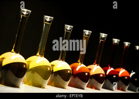 Différentes couleurs et types de vins dans des grosses bouteilles sur fond noir Banque D'Images