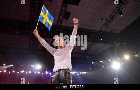 Zelmerlow Mans représentant la Suède est visible pendant la deuxième demi-finale du Concours Eurovision de la Chanson 2015 à Vienne le jeudi. La grande finale du 60e Concours Eurovision de la chanson (ESC) aura lieu le samedi. Photo : Julian Stratenschulte/dpa Banque D'Images