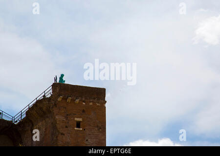 Rome, Italie. 21 mai, 2015. L'exposition 'Ville Éternelle, éternelle en' se compose d'une collection de 40 oeuvres de Pablo Atchugarry. Presque toutes ces œuvres ont été sculptés dans du marbre de Carrare. L'exposition sera à l'Fori Imperiali museum du 22 mai 2015 au 07 février 2016. © Davide Fracassi/Pacific Press/Alamy Live News Banque D'Images