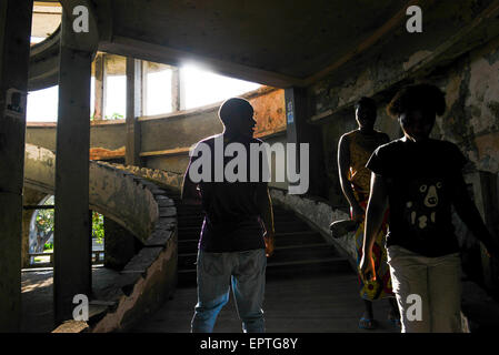 Le MOZAMBIQUE, Beira, le Grande Hotel, ouvert en 1955 au cours du temps colonial portugais, aujourd'hui quelques milliers de sans-abri vivant ici Banque D'Images