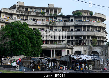 Le MOZAMBIQUE, Beira, le Grande Hotel, ouvert en 1955 au cours du temps colonial portugais, aujourd'hui quelques milliers de sans-abri vivant ici Banque D'Images