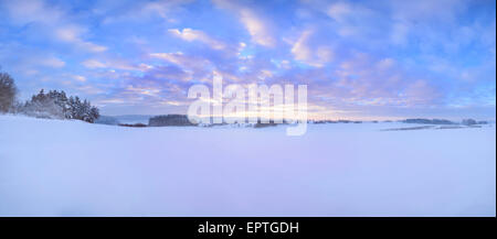 Paysage panoramique du lever du soleil le matin tôt en hiver, Haut-Palatinat, en Bavière, Allemagne Banque D'Images