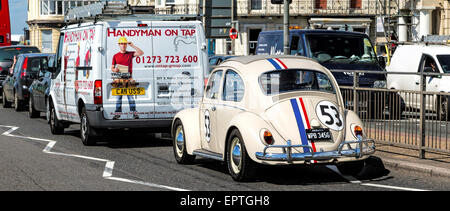 Réplique emblématique de l'automobile Volkswagen Beetle dans les films Disney "Herbie" avec un décor approprié, Brighton, Royaume-Uni. Banque D'Images