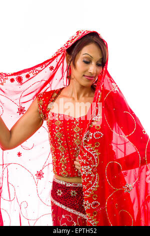 Femme indienne adulte en studio isolé sur fond blanc Banque D'Images