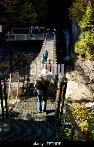 Piétons le pont suspendu au-dessus de la cascade de la gorge de la rivière Sainte-Anne Canyon Park Banque D'Images