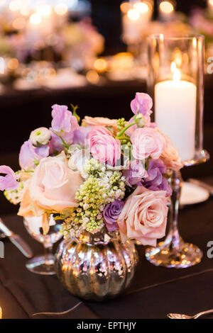 Arrnagement fleurs et bougie à réception de mariage Banque D'Images