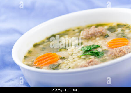 Soupe de noces italiennes avec des boulettes de viande et nouilles pepe Banque D'Images