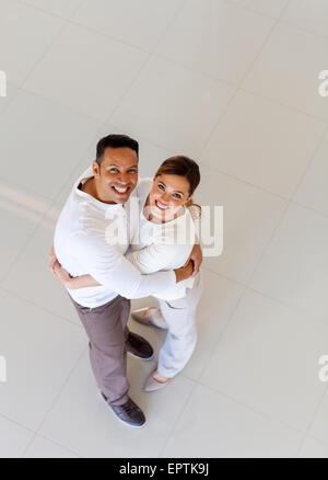 Vue de dessus du couple d'âge moyen dans leur nouvelle maison Banque D'Images