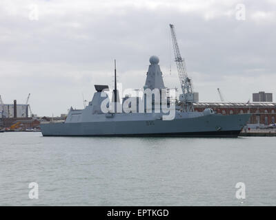 Type 45 destroyer HMS Dragon, D35, amarré au chantier naval de Portsmouth, Angleterre Banque D'Images