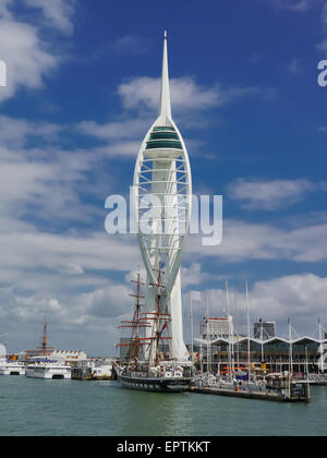 Tour Spinnaker et de Gunwharf Quays marina, Portsmouth, Angleterre Banque D'Images