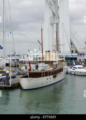 Les bateaux d'Burgess Fair Lady accosté à GUNWHARF QUAYS, Portsmouth, Angleterre Banque D'Images