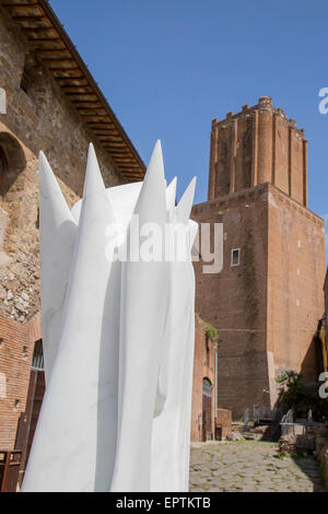 Rome, Italie. 21 mai, 2015. L'exposition 'Ville Éternelle, éternelle en' se compose d'une collection de 40 oeuvres de Pablo Atchugarry. Presque toutes ces œuvres ont été sculptés dans du marbre de Carrare. L'exposition sera à l'Fori Imperiali museum du 22 mai 2015 au 07 février 2016. © Davide Fracassi/Pacific Press/Alamy Live News Banque D'Images