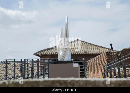 Rome, Italie. 21 mai, 2015. L'exposition 'Ville Éternelle, éternelle en' se compose d'une collection de 40 oeuvres de Pablo Atchugarry. Presque toutes ces œuvres ont été sculptés dans du marbre de Carrare. L'exposition sera à l'Fori Imperiali museum du 22 mai 2015 au 07 février 2016. © Davide Fracassi/Pacific Press/Alamy Live News Banque D'Images