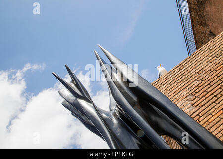 Rome, Italie. 21 mai, 2015. L'exposition 'Ville Éternelle, éternelle en' se compose d'une collection de 40 oeuvres de Pablo Atchugarry. Presque toutes ces œuvres ont été sculptés dans du marbre de Carrare. L'exposition sera à l'Fori Imperiali museum du 22 mai 2015 au 07 février 2016. © Davide Fracassi/Pacific Press/Alamy Live News Banque D'Images