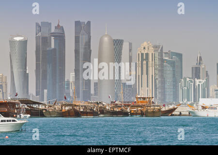 Gratte-ciel de Doha - vu de la promenade de la Corniche, Doha Qatar Banque D'Images