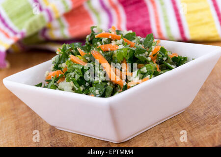 Taboulé Salade de carottes et persil bol Banque D'Images