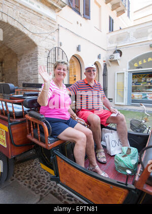 Les touristes dans un Cheval Dessiner Transport Alghero Sardaigne Italie Banque D'Images