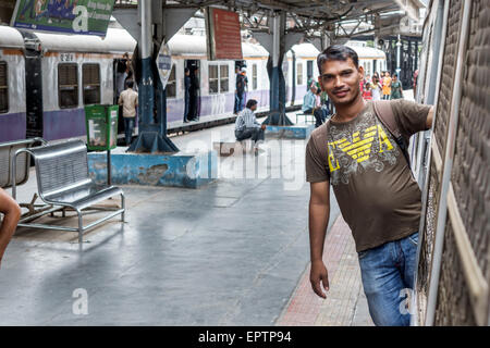 Mumbai Inde,Mumbai Central local Railway Station,Western Line,train,plate-forme,homme hommes,passager passagers rider riders,rider,pending out open do Banque D'Images