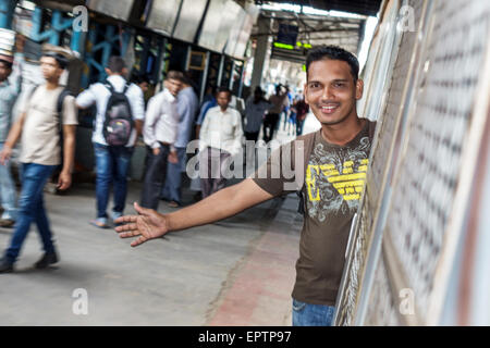 Mumbai Inde,Mumbai Central local Railway Station,Western Line,train,plate-forme,homme hommes,passager passagers rider riders,rider,pending out open do Banque D'Images