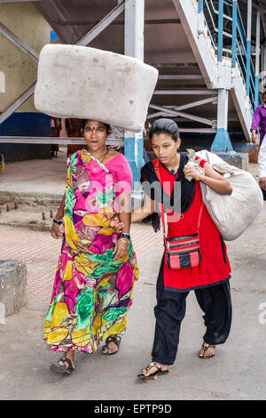 Mumbai Inde,Dharavi,Mahim Junction Railway Station,Western Line,train,plate-forme,femme femme femme,mère,fille,Hindou,bindi,passager passeng Banque D'Images