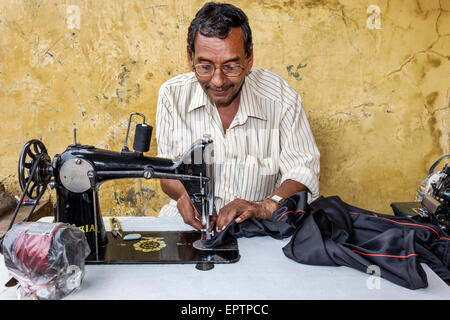 Mumbai Inde,Dharavi,60 pieds route,homme hommes,tailleur,couturier,machine à coudre,travail,India150228045 Banque D'Images