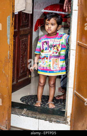 Mumbai Inde,Dharavi,60 Feet Road,taudis,filles,jeune,femme enfants porte d'entrée,maison,Hindou,bindi,personnages Disney,India150228051 Banque D'Images