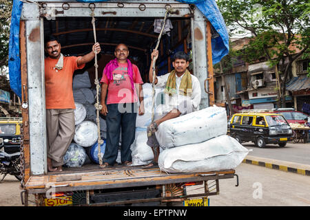 Mumbai Inde,Dharavi,60 Feet Road,bidonville,faible revenu,pauvre,pauvreté,homme hommes,employés travailleurs travailleurs employés personnel,camion,camion,India15228082 Banque D'Images