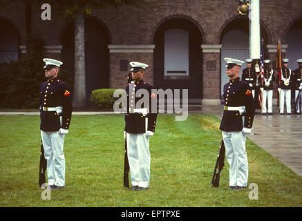 Washington DC 4 juillet 1989 carabine US Marine Corps effectue l'équipe de drill au cours de l'assemblée annuelle des événements du 4 juillet à la maison du Commandant de l'Armée sur 8e et j'st. SW. Banque D'Images