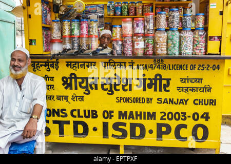 Mumbai Inde,Indien asiatique,Dharavi,Shahu Nagar Road,bidonville,faible revenu,pauvre,pauvreté,adultes homme hommes,travail,musulman,stall,vendeurs vendeur,s Banque D'Images