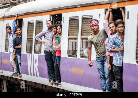 Mumbai Inde,Indien asiatique,Dharavi,Mahim Junction Railway Station,Western Line,train,transport en commun,riders,passagers rider riders,han Banque D'Images