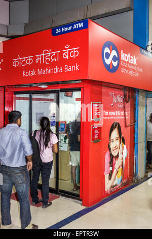 Mumbai India, Churchgate Railway Station, Western Line, train, 24 heures ATM, Kotak Mahindra Bank, anglais hindi, India150228123 Banque D'Images