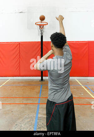 Afro-attrayant joueur américain de basket-ball à l'intérieur d'un gymnase Banque D'Images