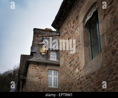 Lantern monté dans le mur d'une maison, Dinan, Côtes-d'Armor, Bretagne, France Banque D'Images