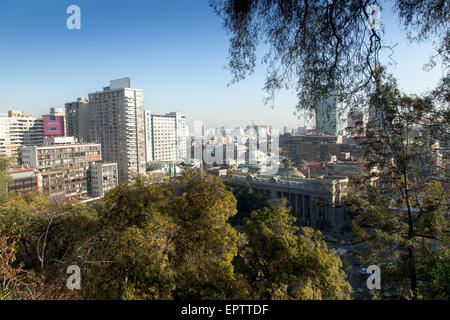 Ville vue de la colline de Santa Lucia, Santiago, Chili Banque D'Images