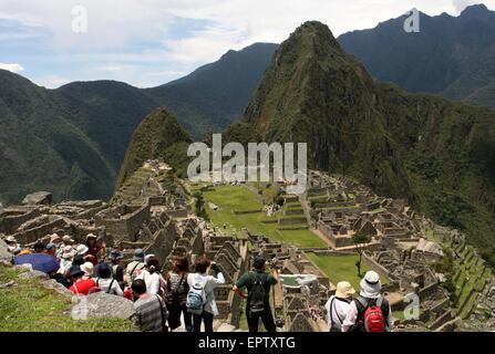 Beijing, Chine. 25Th Nov, 2008. Image prise le 26.11.25, 2008 montre les touristes visitant le sanctuaire historique de Machu Picchu à Cusco, Pérou. Le Premier ministre chinois Li Keqiang a commencé le 18 mai son voyage en Amérique du Sud comme le Brésil, la Colombie, le Pérou et le Chili. © Zhang Chuanqi/Xinhua/Alamy Live News Banque D'Images