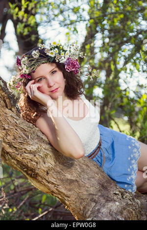 Portrait de printemps d'une belle jeune femme avec couronne de fleurs ornant ses cheveux Banque D'Images