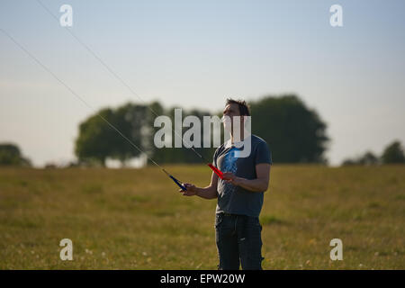 Man flying kite dans un champ Banque D'Images