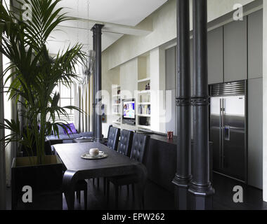 Salon élégant dans une maison contemporaine en Italie avec un Ipad sur la table Banque D'Images