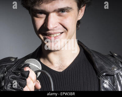 Le 21 février 2014 - Rock singer crier sur le microphone © Igor Golovniov/ZUMA/ZUMAPRESS.com/Alamy fil Live News Banque D'Images