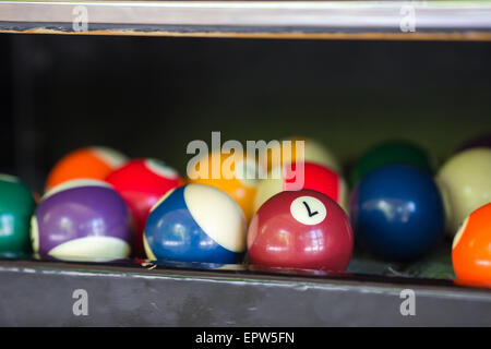 Boules de billard dans un billard Banque D'Images