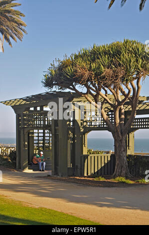 Santa Monica Palisades Park pergola de style Craftsman à Ocean Avenue et Washington, donnant sur l'Océan Pacifique Banque D'Images