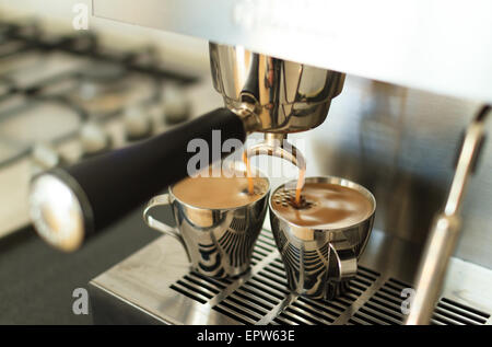 Faire de l'expresso sur une machine à expresso maison dans une cuisine moderne. Banque D'Images