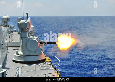 Qingdao flotte. 21 mai, 2015. Photo prise le 21 mai 2015 présente le "sino-russe mer commune-2015 exercices'. Les forces navales chinoises et russes le jeudi terminé leurs exercices militaires conjoints dans la Méditerranée. La "Mer commune-2015', les exercices impliquant six trois navires chinois et russe, ont été organisées en quatre phases, l'accent sur la défense maritime, l'approvisionnement et d'escorte. C'était la quatrième depuis la mer sino-russe a commencé les exercices en 2012. Credit : Xiong Libing/Xinhua/Alamy Live News Banque D'Images