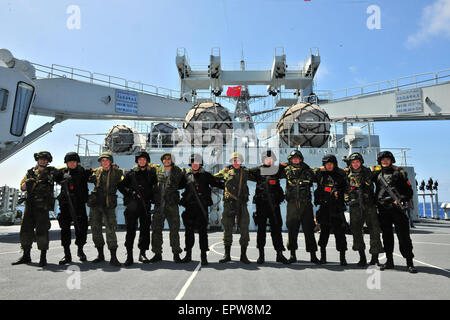 Qingdao flotte. 20 mai, 2015. Photo prise le 20 mai 2015 montre que des soldats chinois et russes qui participent à la "mer mixte sino-russe-2015 exercices' posent pour une photo. Les forces navales chinoises et russes le jeudi terminé leurs exercices militaires conjoints dans la Méditerranée. La "Mer commune-2015', les exercices impliquant six trois navires chinois et russe, ont été organisées en quatre phases, l'accent sur la défense maritime, l'approvisionnement et d'escorte. C'était la quatrième depuis la mer sino-russe a commencé les exercices en 2012. Credit : Xiong Libing/Xinhua/Alamy Live News Banque D'Images