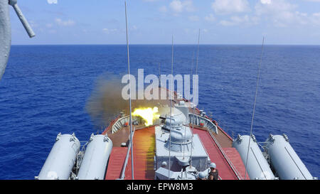 Qingdao flotte. 21 mai, 2015. Photo prise le 21 mai 2015 présente le "sino-russe mer commune-2015 exercices'. Les forces navales chinoises et russes le jeudi terminé leurs exercices militaires conjoints dans la Méditerranée. La "Mer commune-2015', les exercices impliquant six trois navires chinois et russe, ont été organisées en quatre phases, l'accent sur la défense maritime, l'approvisionnement et d'escorte. C'était la quatrième depuis la mer sino-russe a commencé les exercices en 2012. Credit : Zhang Xuanjie/Xinhua/Alamy Live News Banque D'Images