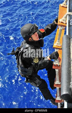 Qingdao flotte. 20 mai, 2015. Photo prise le 20 mai 2015 présente le "sino-russe mer commune-2015 exercices'. Les forces navales chinoises et russes le jeudi terminé leurs exercices militaires conjoints dans la Méditerranée. La "Mer commune-2015', les exercices impliquant six trois navires chinois et russe, ont été organisées en quatre phases, l'accent sur la défense maritime, l'approvisionnement et d'escorte. C'était la quatrième depuis la mer sino-russe a commencé les exercices en 2012. Credit : Xiong Libing/Xinhua/Alamy Live News Banque D'Images