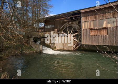 Ancienne scierie avec roue de l'eau, Basel, Middle Franconia, Bavaria, Germany Banque D'Images